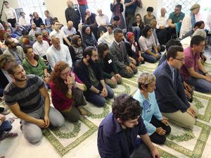 Sebelum Ramai di Jerman, Amina Juga Pernah Jadi Imam Perempuan