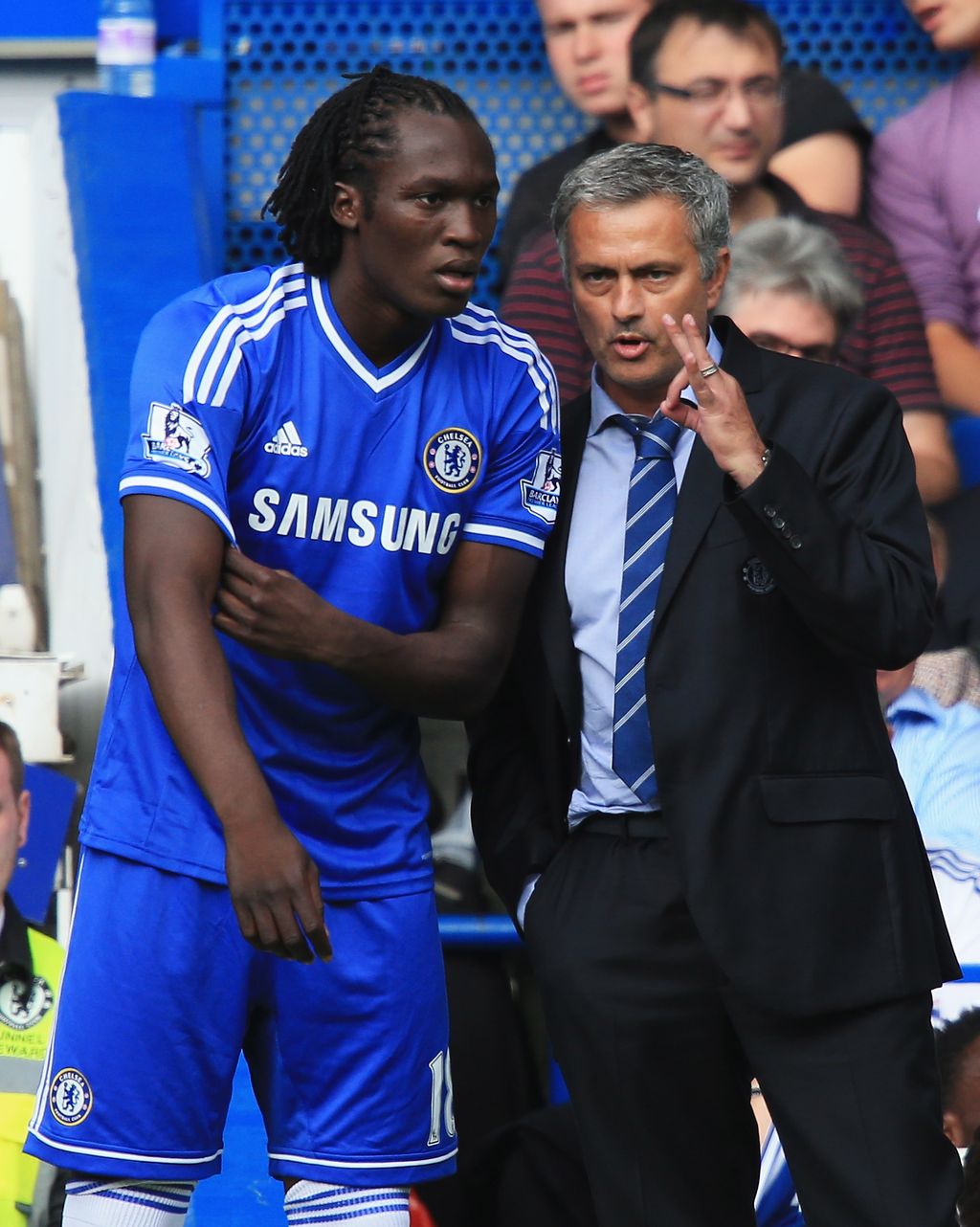 LONDON, ENGLAND - AUGUST 18:  Chelsea manager Jose Mourinho talks to substitute Romelu Lukaku of Chelsea during the Barclays Premier League match between Chelsea and Hull City at Stamford Bridge on August 18, 2013 in London, England.  (Photo by Richard Heathcote/Getty Images)