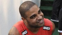 Adriano sampai dipaksa oleh Corinthians untuk berdiet pada tahun 2012. Klub Brasil itu bahkan sampai mengurung si pemain di hotel agar berhenti makan. Dia cuma bermain 4 kali untuk Corinthians. (Foto: AFP PHOTO / NELSON ALMEIDA)
