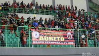 Tak mau kalah, para suporter Persipura juga ikut memberikan semangat kepada para pemain tim kesayangannya.