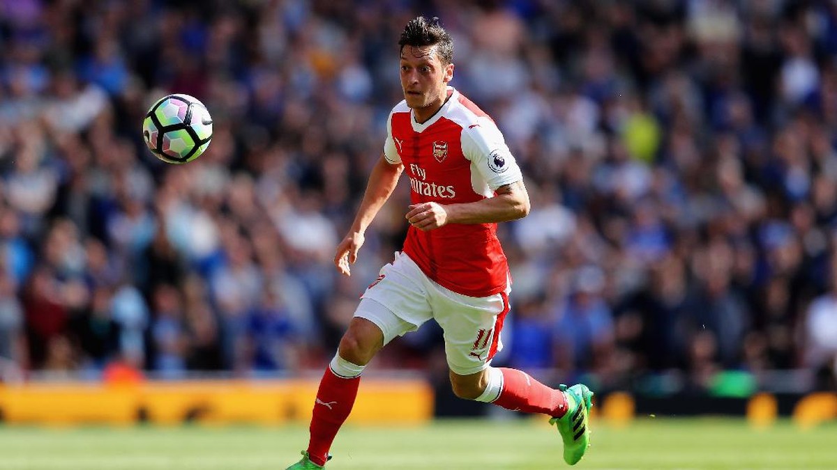 Mesut Oezil siap bikin assist untuk Alexandre Lacazette (Foto: Getty Images/Clive Mason)