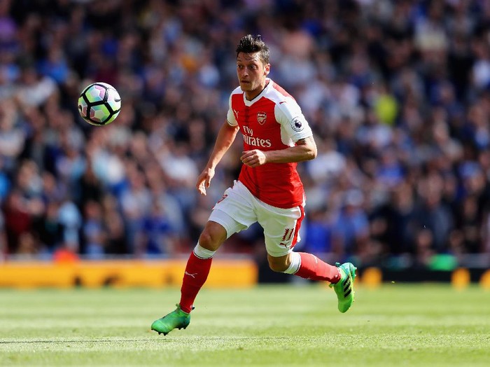 LONDON, ENGLAND - MAY 21:  Mesut Ozil of Arsenal in action during the Premier League match between Arsenal and Everton at Emirates Stadium on May 21, 2017 in London, England.  (Photo by Clive Mason/Getty Images)