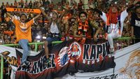 The Jakmania Bakar Semangat Para Pemain Macan Kemayoran