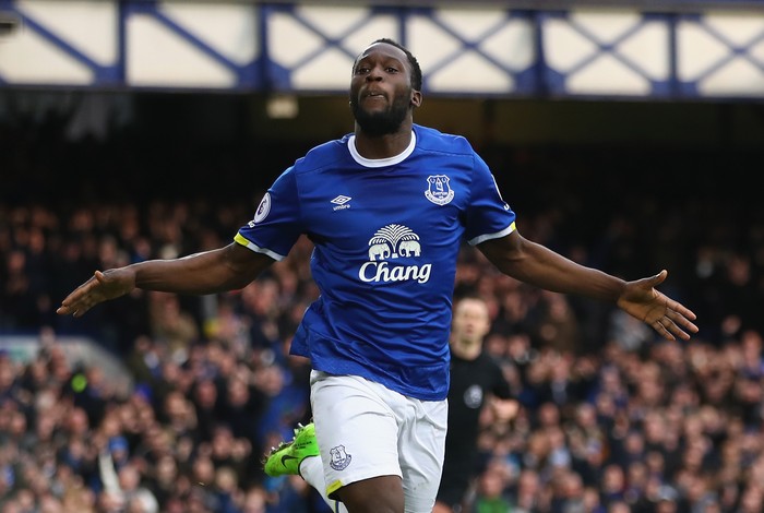 LIVERPOOL, ENGLAND - FEBRUARY 25:  Romelu Lukaku of Everton celebrates scoring his sides second goal during the Premier League match between Everton and Sunderland at Goodison Park on February 25, 2017 in Liverpool, England.  (Photo by Clive Brunskill/Getty Images)