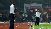 Stefano Cugurra memberikan pengarahan kepada para pemain Persija.