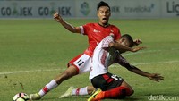 Novri Setiawan dan Ruben Sanadi harus jatuh bangun dalam memperebutkan bola.