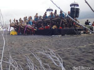 Tarian Joko Seger dan Roro Anteng di Bromo