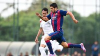 Luis Suarez datang ke Barcelona saat dalam masa hukuman karena aksi menggigit bek Italia, Giorgio Chiellini. Dia tampak tambun saat bermain kala tim muda Los Cules melawan timnas Indonesia U-19. (Foto: David Ramos/Getty Images)