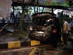 Polisi: Crane Tabrak Mobil di Rest Area KM 97 karena Rem Blong