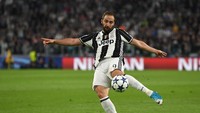 Kritik soal berat badan Gonzalo Higuain sudah dilontarkan sejak masih di Napoli. Saat awal pindah ke Juventus, dia bahkan sampi mendapat julukan babi kecil. (Foto: Mike Hewitt/Getty Images)