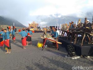 Gamelan Bambu Raksasa Tampil di Eksotika Bromo
