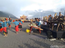 Gamelan Bambu Raksasa Tampil di Eksotika Bromo