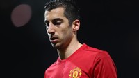 Henrikh Mkhitaryan mendapatkan kritik karena perutnya tampak buncit saat menjadi model seragam baru Manchester United untuk musim mendatang. (Foto: Michael Steele/Getty Images)