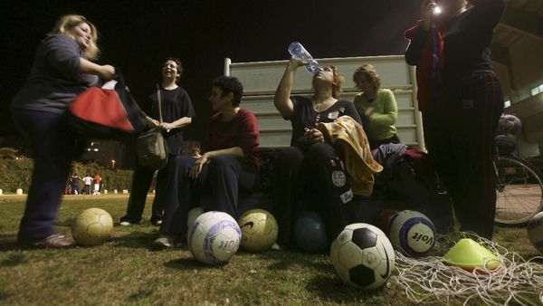 Foto Ibu-ibu Gendut Main Bola Ini Bikin Semangat Rampingkan Badan