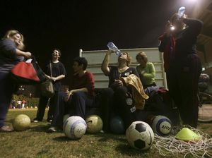 Foto Ibu-ibu Gendut Main Bola Ini Bikin Semangat Rampingkan Badan