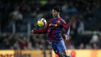 Ronaldinho menjadi pemain kedua yang dinilai kegemukan. Kritik itu disampaikan pada 2007 silam, saat dia masih berseragam Barcelona. Penampilannya dengan Azulgrana mulai menurun kala itu. (Foto: Jasper Juinen/Getty Images)