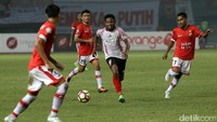 Beberapa pemain Persija berusaha menghentikan serangan yang dilancarkan Persipura.