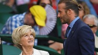 David Beckham juga dikenal sangat dekat dengan ibunya. Mantan pemain Manchester United itu kerap menghabiskan waktu bersama sang mama, seperti saat keduanya menonton pertandingan tenis di Wimbledon. Foto: REUTERS/Toby Melville