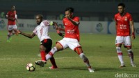 Boaz Solossa berusaha merebut bola.