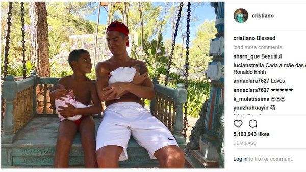 Momen Kebapakan Cristiano Ronaldo dengan Tiga Anaknya