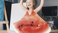 Cantik! Ibu Dandani Putrinya dengan Buah dan Sayuran
