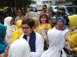 Diantar Warga Cicadas, Nurul Arifin Serahkan Berkas Pencalonan ke Golkar