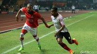 Rohit Chand berusaha melancarkan serangan meski mendapat pengawalan ketat.