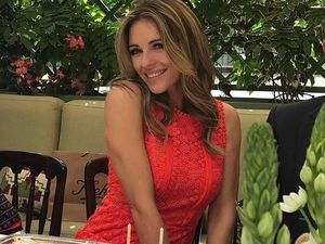Elizabeth Hurley Pamer Tubuh Seksi dengan Bikini di Usia 52