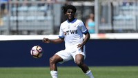 Milan kemudian menggaet gelandang muda potensial, Franck Kessie, dari Atalanta. Pemain berusia 20 tahun itu didatangkan dengan status pinjaman selama dua musim. Foto: Getty Images/Gabriele Maltinti