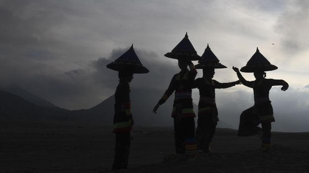 Penari mementaskan Tari Mahameru saat pertunjukan Eksotika Bromo di Lautan Pasir kawasan Taman Nasional Bromo Tengger Semeru, Probolinggo, Jawa Timur, Juimat (7/7). Pertunjukan yang menampilkan sejumlah tarian tradisional dan kotemporer tersebut bertujuan melestarikan budaya dan mengangkat potensi wisata di kawasan itu. ANTARA FOTO/Zabur Karuru/Spt/17