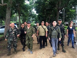 Tenteng Senapan, Duterte Kunjungi Kamp Militer Dekat Marawi