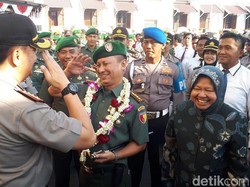Pindah Tugas, Danrem Bhaskara Jaya Diarak Polisi dan Risma