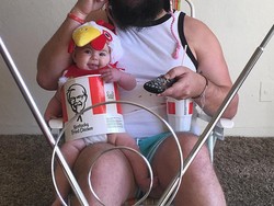 Gemas! Bayi Perempuan Cantik Ini Dipakaikan Kostum KFC dan Topi Ayam