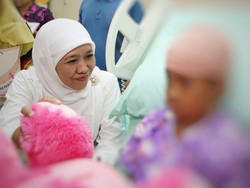 Mensos Khofifah Jenguk Bocah Korban Kekerasan Seksual di Tasikmalaya