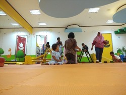 Memilih Antara Anak Diasuh ART atau Dititipkan di Daycare