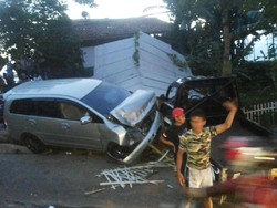 Minibus Tabrak Pikap dan Kantor RW di Ibun Bandung, 6 Orang Luka