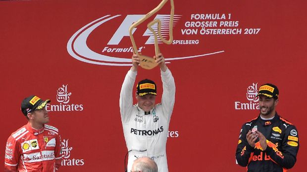 Valteri Bottas (tengah) menganggap Mercedes tidak diuntungkan dalam balapan GP Singapura.