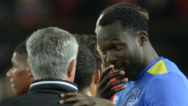 Manchester United's Portuguese manager Jose Mourinho (L) talks with Everton's Belgian striker Romelu Lukaku (R) at the end of the friendly Wayne Rooney testimonial football match between Manchester United and Everton at Old Trafford in Manchester, northwest England, on August 3, 2016.  / AFP PHOTO / OLI SCARFF