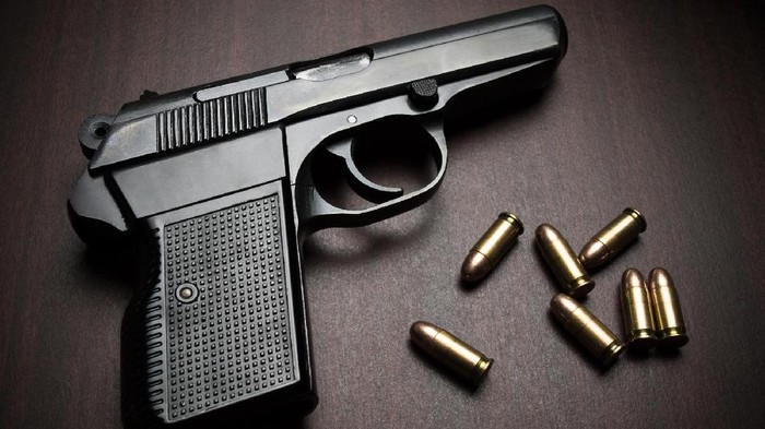 Ilustrasi Pistol handgun with bullets on the wooden surface, closeup with vignette, useful for various security,protection or criminal topics mobil diserang