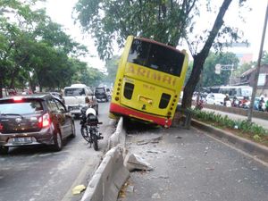 Bus Tabrak Separator Busway di Jalan Daan Mogot, Lalin Macet