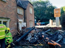 Ngeri, Tabrak Rumah, Supercar Ini Hancur Terbakar