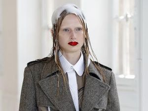 Para Model Tampil dengan Busa Sampo di Kepala Saat Fashion Show Paris