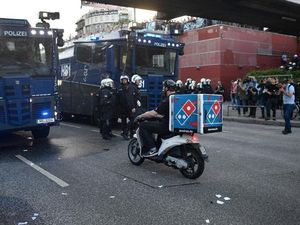Ini Aksi Berani Pengantar Pizza yang Terobos Aksi Demo KTT G20