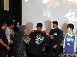 Risma Bagi 100 Kaos untuk Bonek Cilik