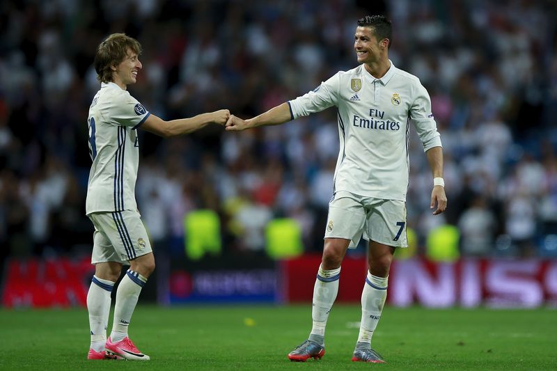 Ronaldo Modric MADRID, SPAIN - APRIL 18: Cristiano Ronaldo (R) of Real Madrid CF clashes knuckles with his teammate Luka Modric (L) after the UEFA Champions League Quarter Final second leg match between Real Madrid CF and FC Bayern Muenchen at Estadio Santiago Bernabeu on April 18, 2017 in Madrid, Spain. (Photo by Gonzalo Arroyo Moreno/Getty Images)