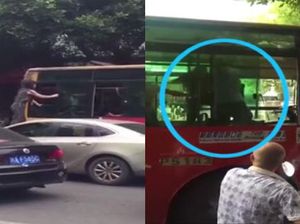 Wanita Ini Panjat Bus karena Kesal Membuat Jalanan Macet