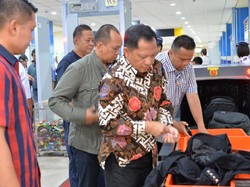 Beda dengan Istri Jenderal, Kapolri Lepas Jam di Bandara Manado