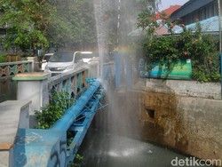 Bagai Air Mancur, Pipa Bocor di Benhil Semburkan Air 5 Meter