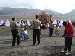 Saat Gandrung Sakera Pikat Turis untuk Berjoget di Bromo