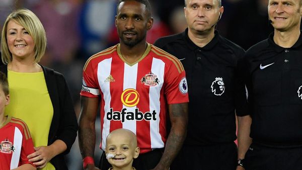 Momen Kebersamaan Jermain Defoe dengan Fans Cilik Pengidap Neuroblastoma